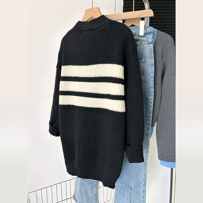 Real shot of lazy style Japanese striped mid-length sweater for women in autumn and winter 2023 new high-end loose long-sleeved knitted
