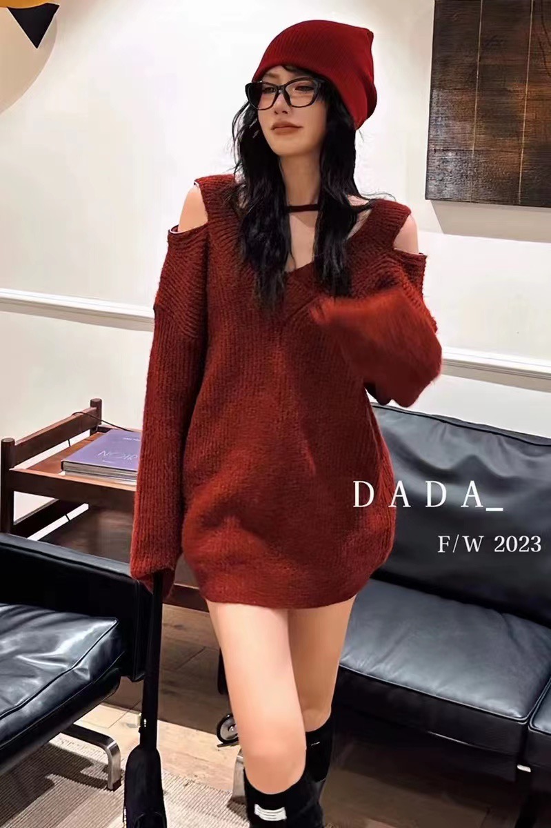 DADA 韓版秋裝新款V領設計感寬鬆中長款純色露肩長袖針織衫毛衣女