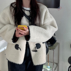 批发清仓特价 不退不换 圆领可爱减龄牛角扣包边设计皮毛一体毛毛外套