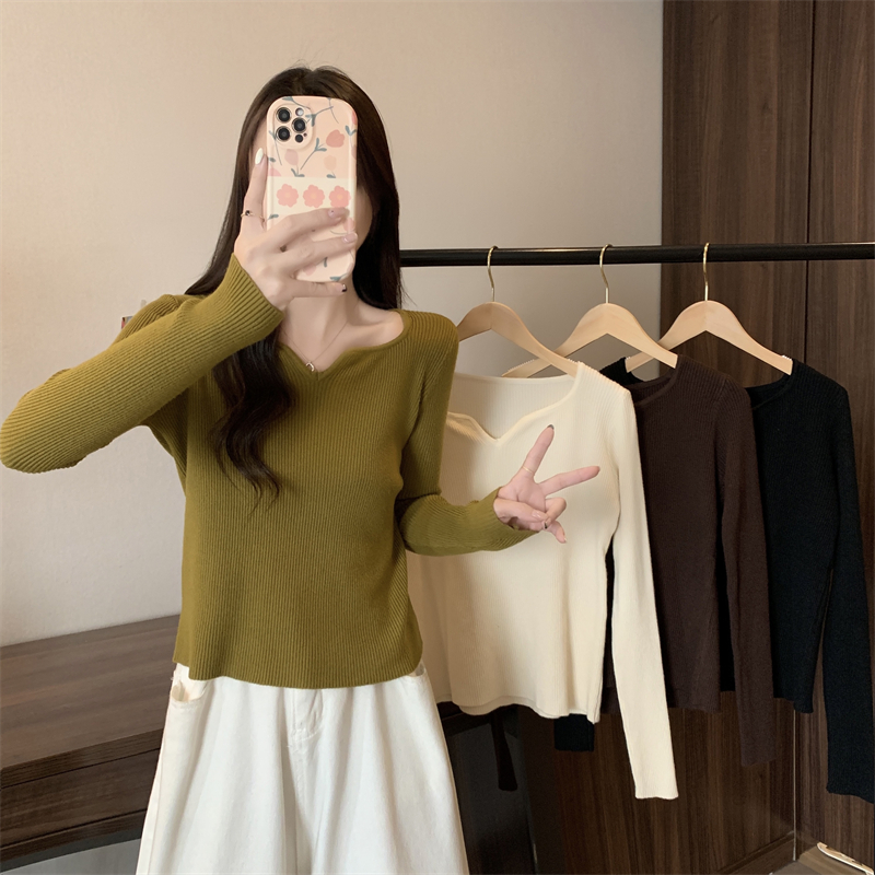 Real shot of retro small V-neck knitted bottoming shirt for women in autumn and winter, slim-fitting long-sleeved T-shirt, French square neck clavicle top