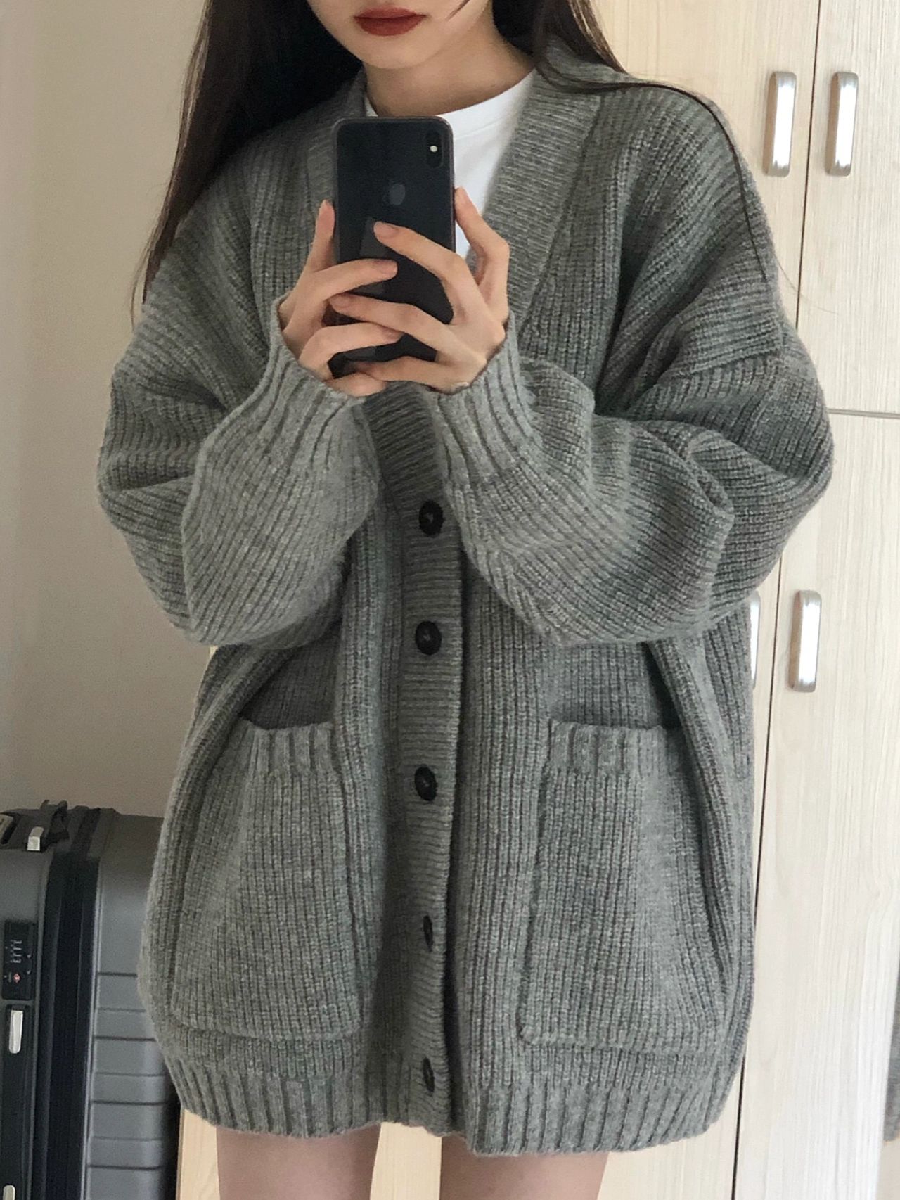 Korean version of wearing small fragrant style knitted sweater for women, new autumn style, loose and lazy v-neck cardigan jacket, trendy