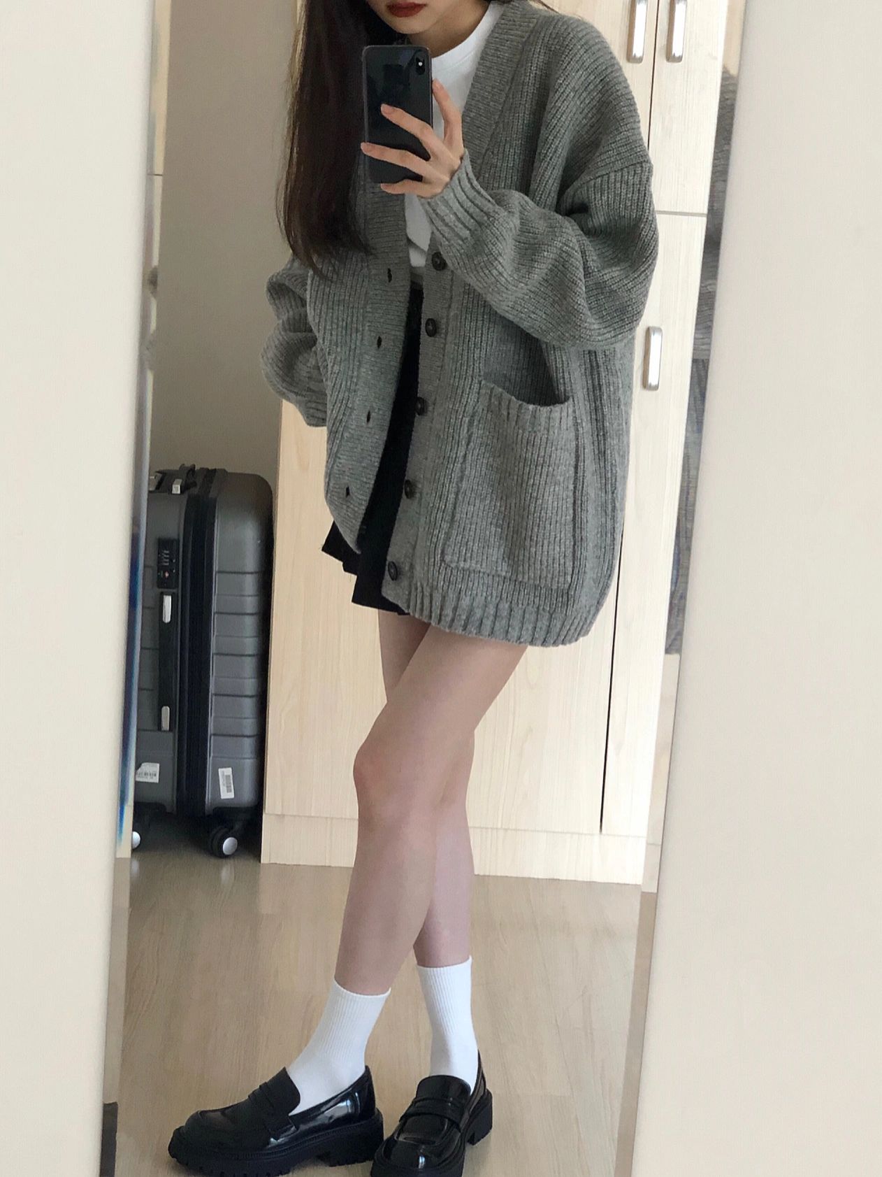 Korean version of wearing small fragrant style knitted sweater for women, new autumn style, loose and lazy v-neck cardigan jacket, trendy