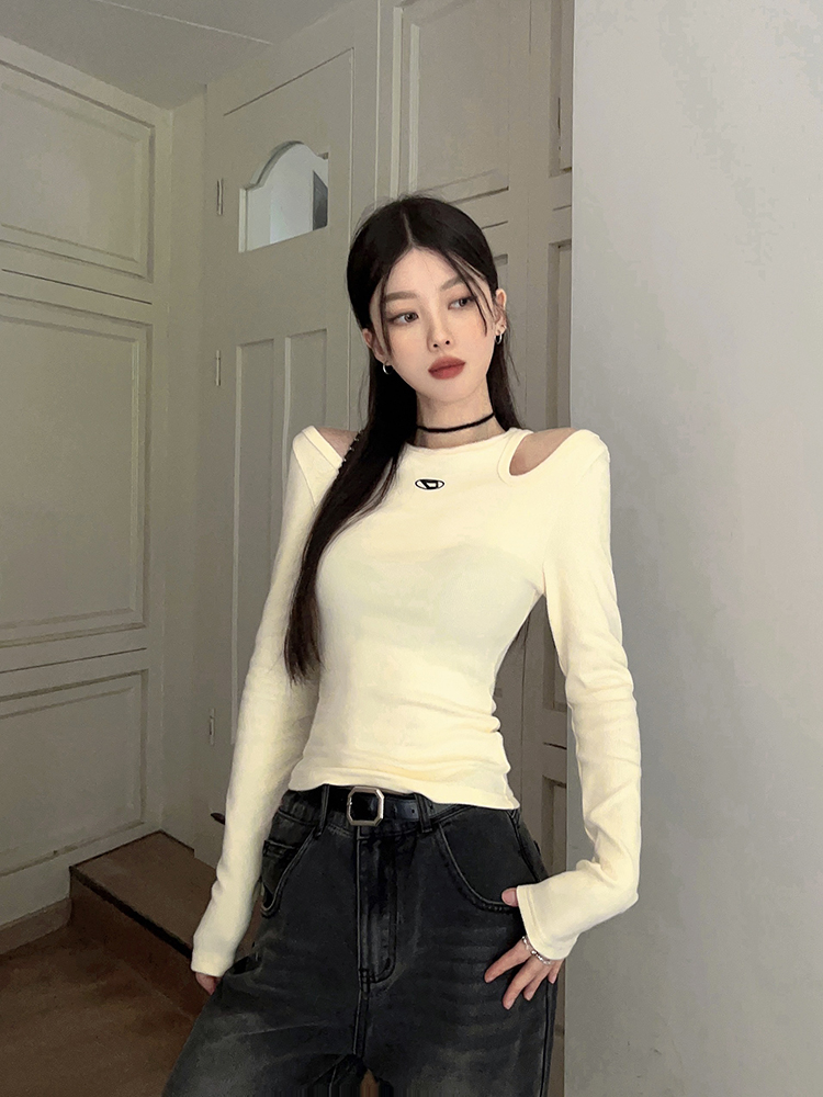 Real shot of autumn American retro hottie wearing black off-shoulder long-sleeved T-shirt top knitted bottoming shirt for women