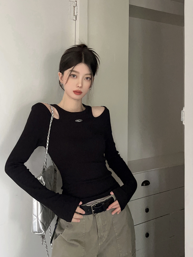 Real shot of autumn American retro hottie wearing black off-shoulder long-sleeved T-shirt top knitted bottoming shirt for women