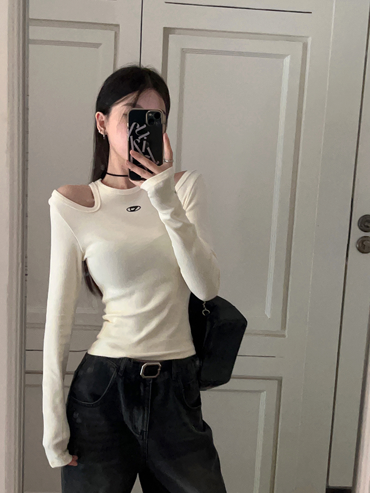 Real shot of autumn American retro hottie wearing black off-shoulder long-sleeved T-shirt top knitted bottoming shirt for women