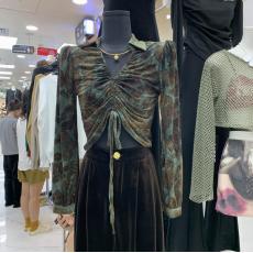 批发法式V领泡泡长袖<b class='q'>衬衫</b>女2026春季新款小众设计感抽绳印花显瘦上衣