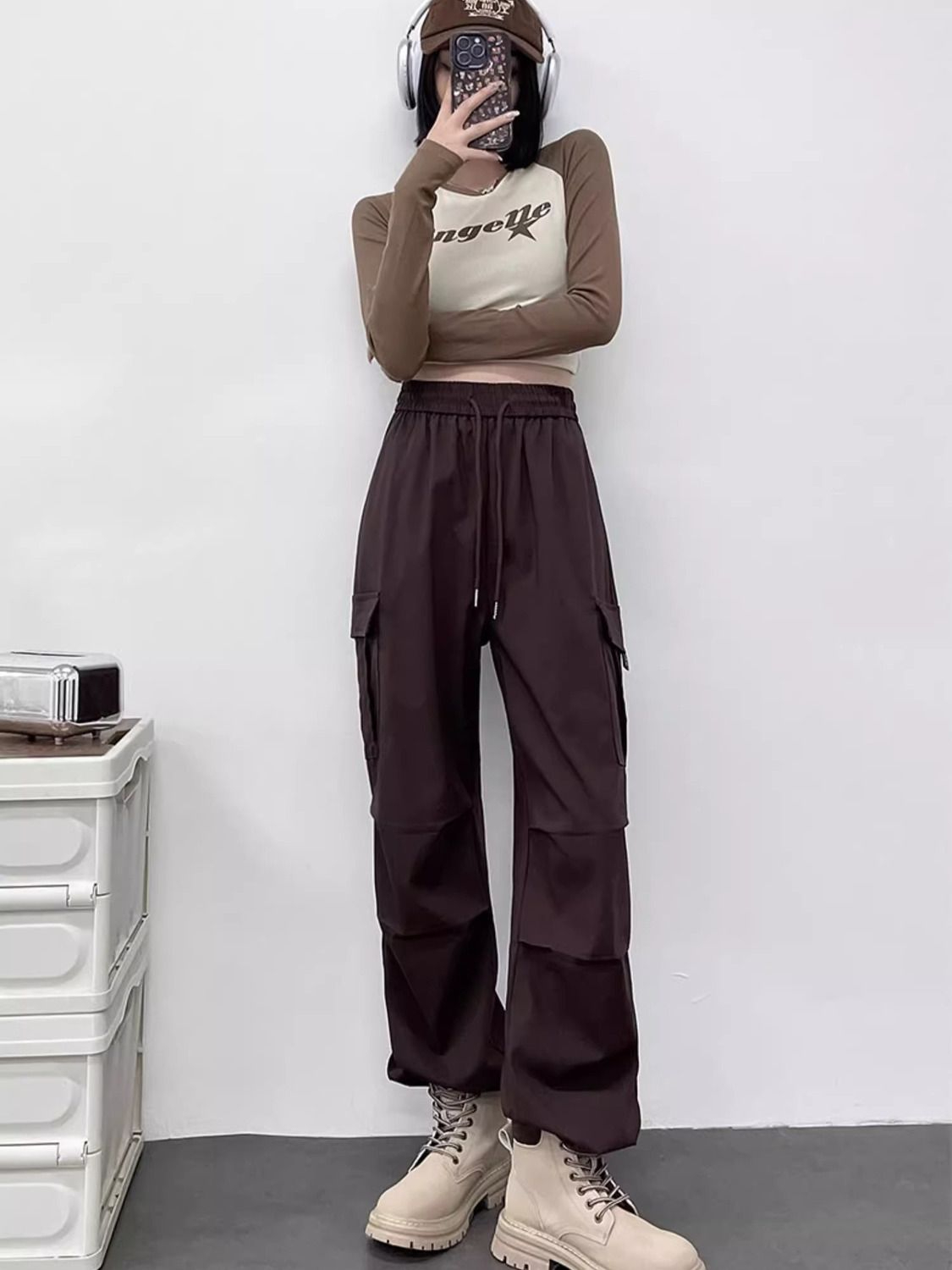 Three-dimensional waistband. The original method. The quality is higher than that of its counterparts. Multi-pocket American overalls for women.