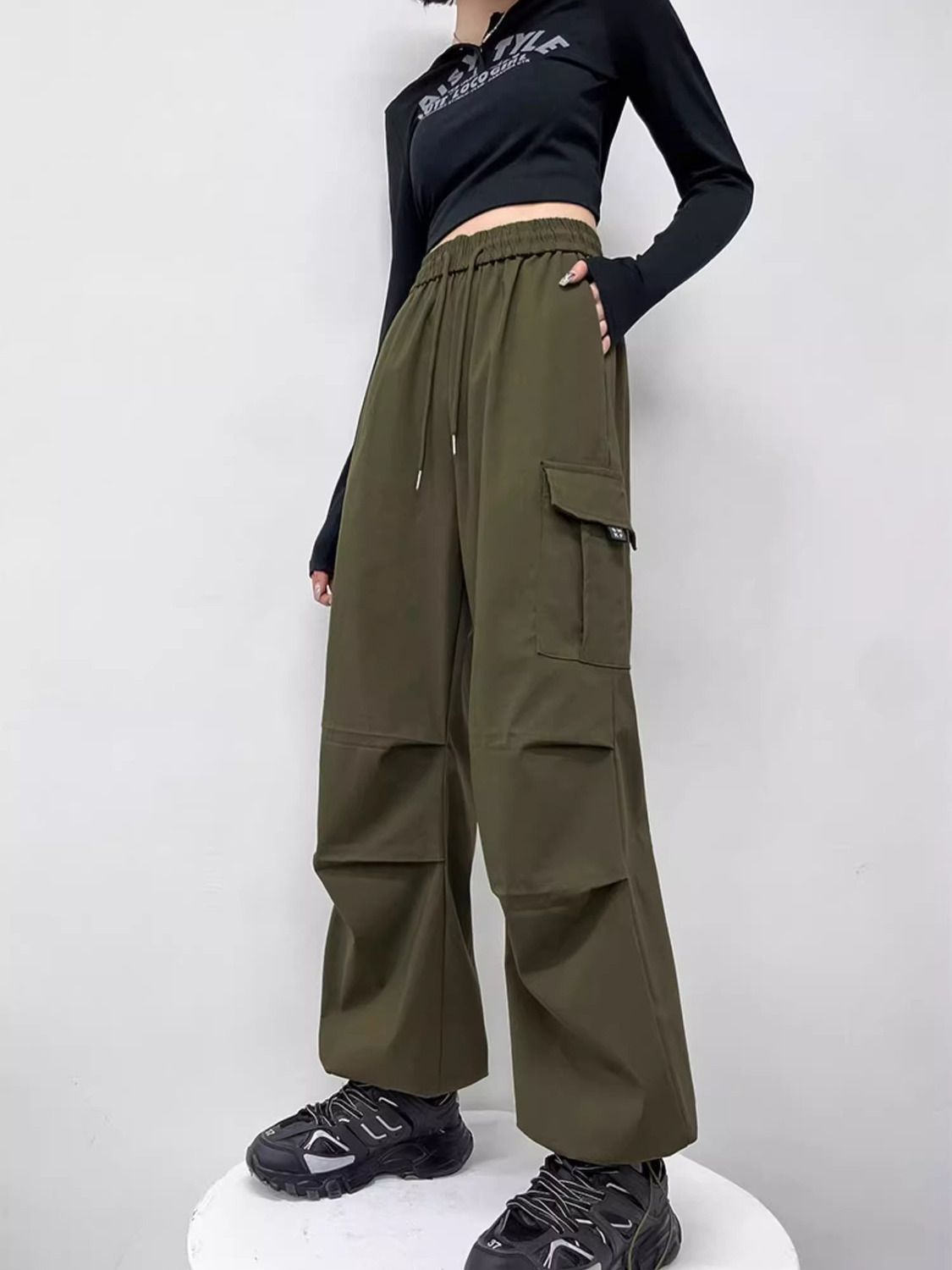 Three-dimensional waistband. The original method. The quality is higher than that of its counterparts. Multi-pocket American overalls for women.