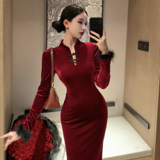 批发新款中式复古优雅喜庆中长款<b class='q'>秋</b>冬包臀连衣裙丝绒红色年会旗袍