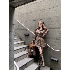 批发实拍 miu系少女感娃娃领泡泡袖格纹连衣裙+仿狐狸毛皮草外套