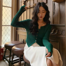 批发秋季V领针织衫女短款设计感小众开衫外套ins<b class='q'>修身</b>显瘦收腰别致上衣