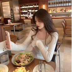 批发粉色挂脖针织打底衫女春季内搭长袖上衣温柔风修身显瘦短款毛衣