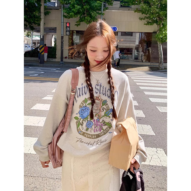 Korean chic autumn and winter playful age-reducing round neck flower print design contrasting loose and versatile long-sleeved sweatshirt for women