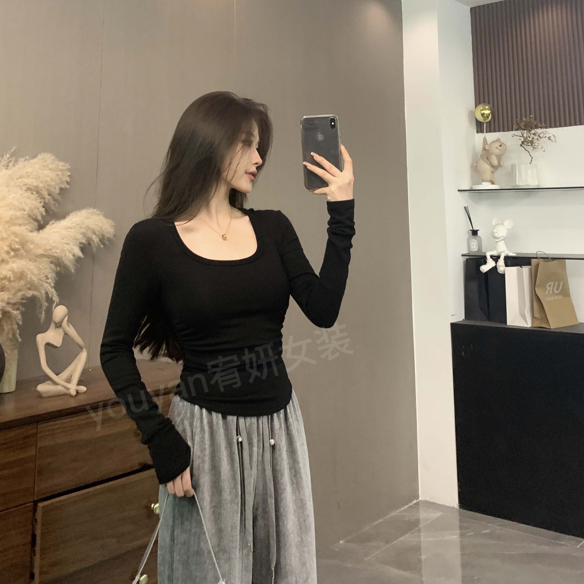 Autumn and winter new solid color side pleat design U-neck brushed long-sleeved T-shirt versatile hot girl bottoming shirt top