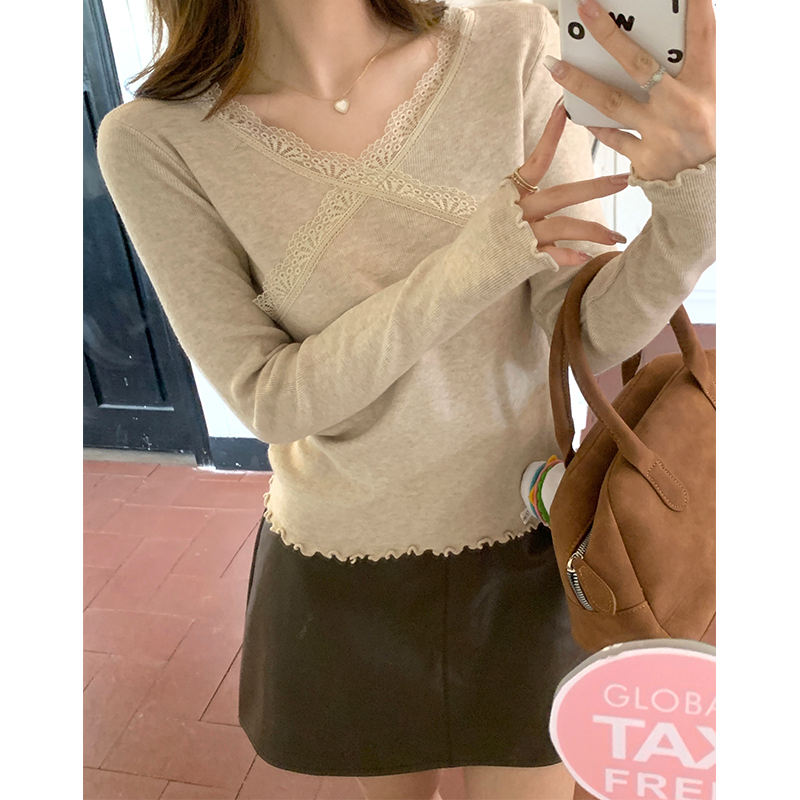 Real shot of French V-neck knitted bottoming shirt for women in autumn and winter with lace sexy clavicle slim fit top