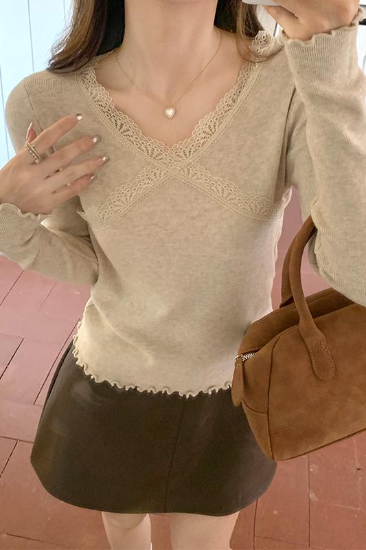 Real shot of French V-neck knitted bottoming shirt for women in autumn and winter with lace sexy clavicle slim fit top