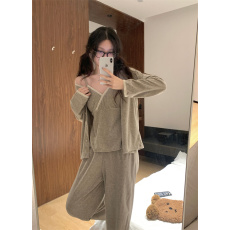 批发实拍 v领花边吊带<b class='q'>三件套</b>毛巾绒简约家居服<b class='q'>睡衣</b>套装