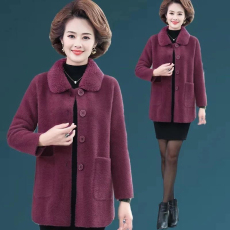 批发仿羊羔绒外套秋冬装2025新款<b class='q'>中老年</b>显瘦女装小个子短款纽扣上衣