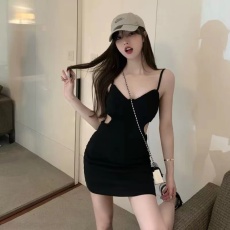 批发赫本风别致设计感小众炸街性感露腰<b class='q'>连衣裙</b>女夏季气质吊带小黑裙子