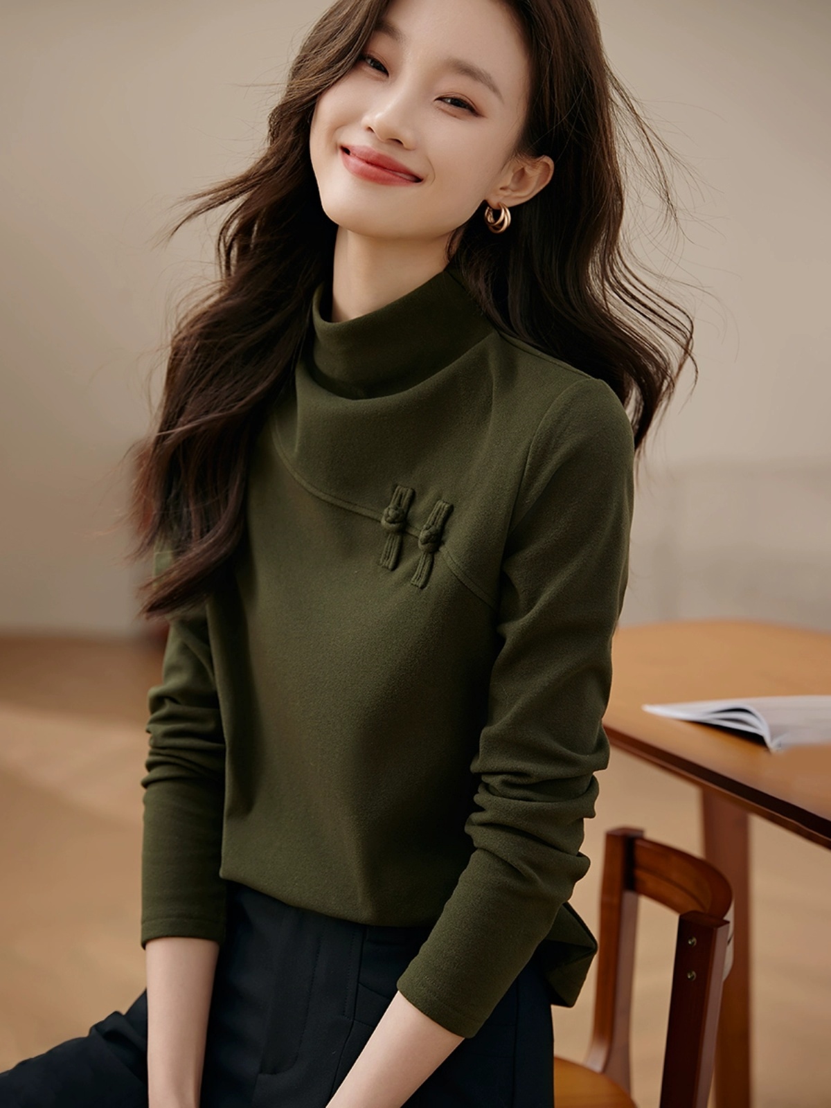 기초 터틀넥 단추 기본 셔츠 2026 봄 가을 새로운 패션 다용도 허리 수축 슬림해 보이는 기본 셔츠