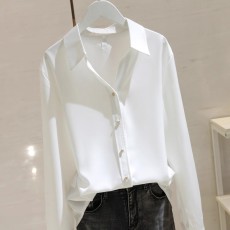 批发2025秋季新品女装<b class='q'>品牌</b><b class='q'>折扣</b>撤柜设计感V领垂感白色缎面长袖衬衫女