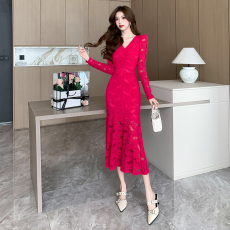 批发实拍视频2026春新款蕾丝V领<b class='q'>长袖</b>收腰显瘦包臀鱼尾连衣长裙