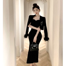 批发实拍名媛风金丝绒真毛毛袖西装外套满天星烫钻吊带裙两件套配胸针