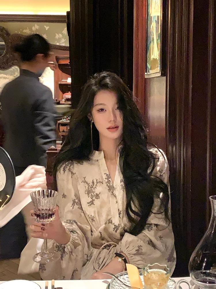 從一時刻藝術系學姐v領法式提花連衣裙女秋冬高級感氣質長裙