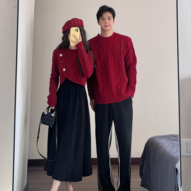 실사 커플룩 가을 겨울 의류 2026 새로운 새해 크리스마스 빨간색 스웨터 하나 치마 하나 의류