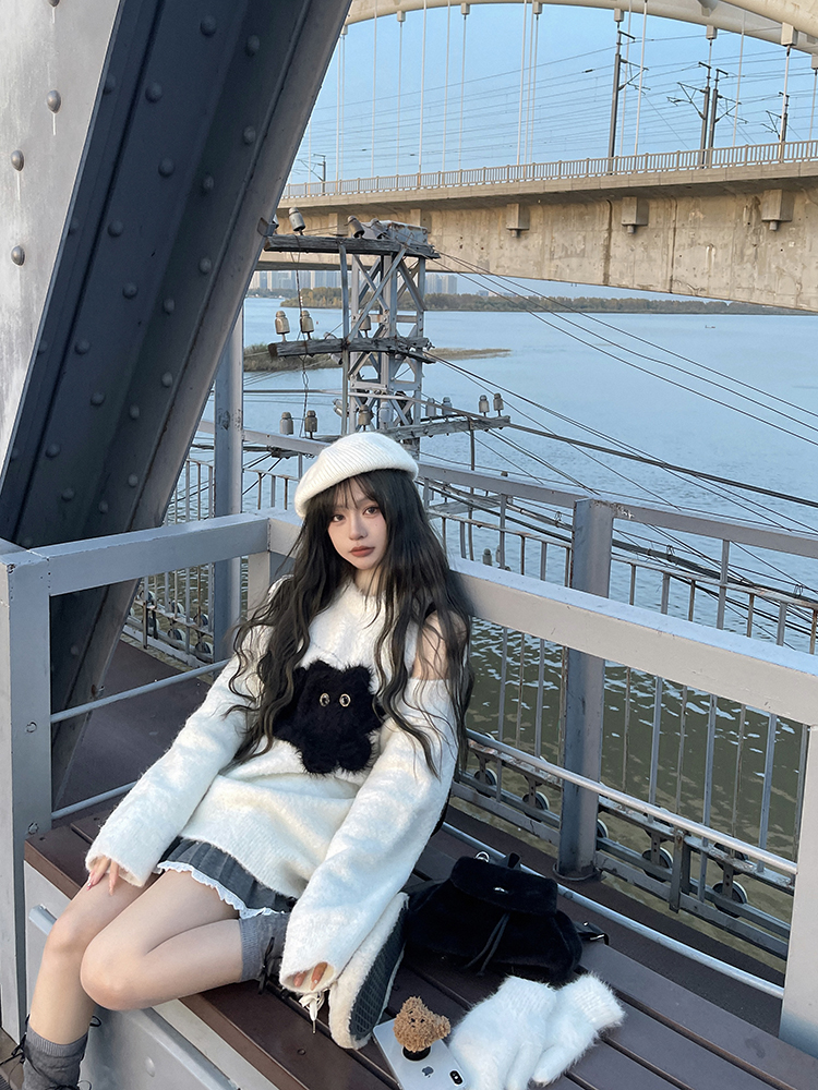 發呆小黑貓 露肩設計感奶fufu秋冬慵懶風套頭毛衣外套女