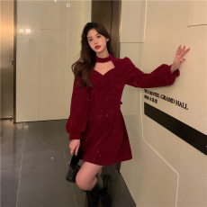 批发红色金丝绒<b class='q'>连衣裙</b>女装秋装新年女神范高级感小个子赫本风小<b class='q'>礼服</b>