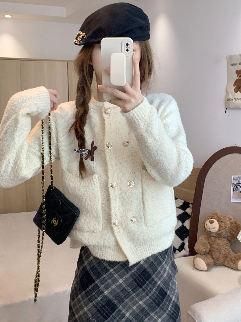 Actual shot of Xiaoxiang style gold-button knitted cardigan top, soft and waxy short sweater jacket in autumn and winter.