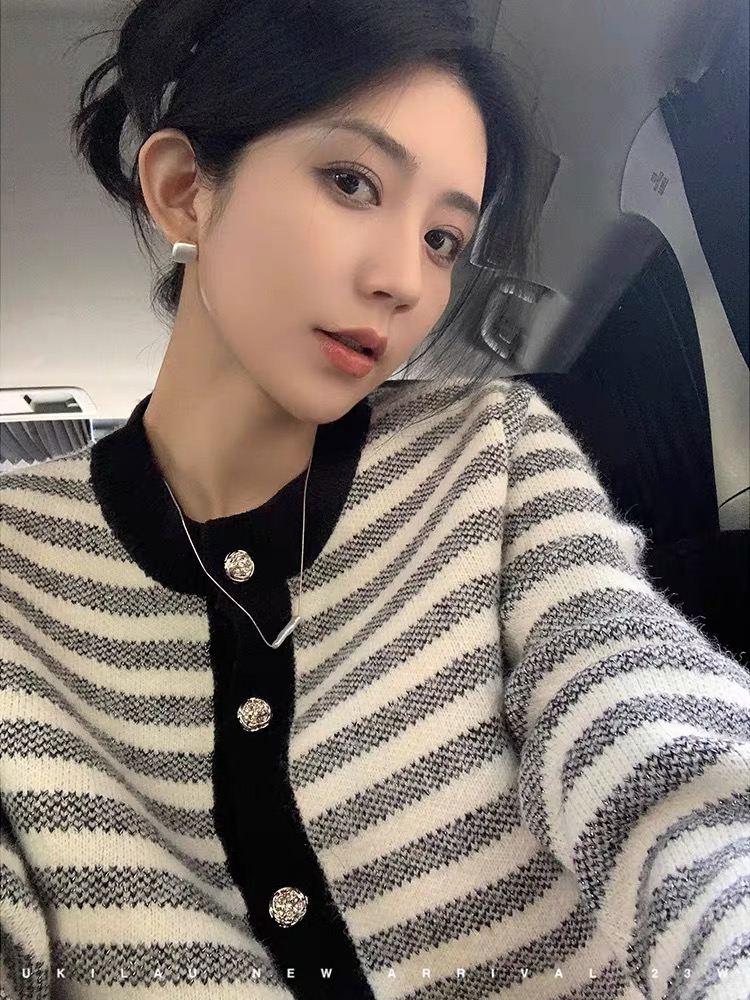 UKILAU Liu Yuqi half-life snow arctic velvet French stripe contrast collar single-breasted heavy-duty sweater