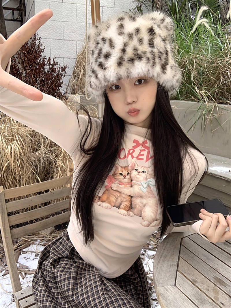 Real shot of Hakimi’s cute and versatile short top that can be worn both inside and outside.