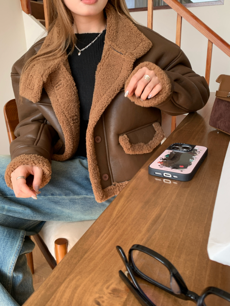 Real shot of thickened warm brown imitation lamb fur cotton pocket jacket