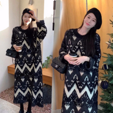 批发大码女装秋冬装黑拼杏色设计感宽松加厚显瘦<b class='q'>连衣裙</b>长袖针织毛衣