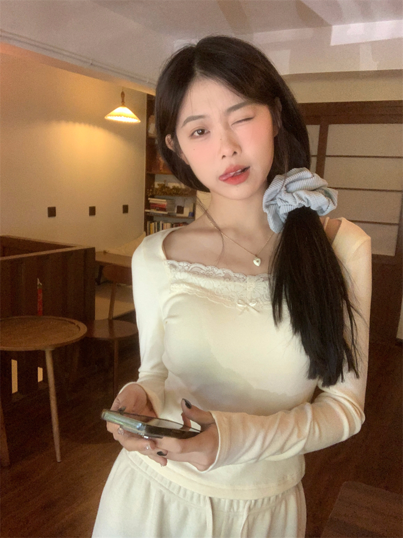 Real shot ~ Gentle look at off-white lace patchwork bottoming shirt for women with inner top