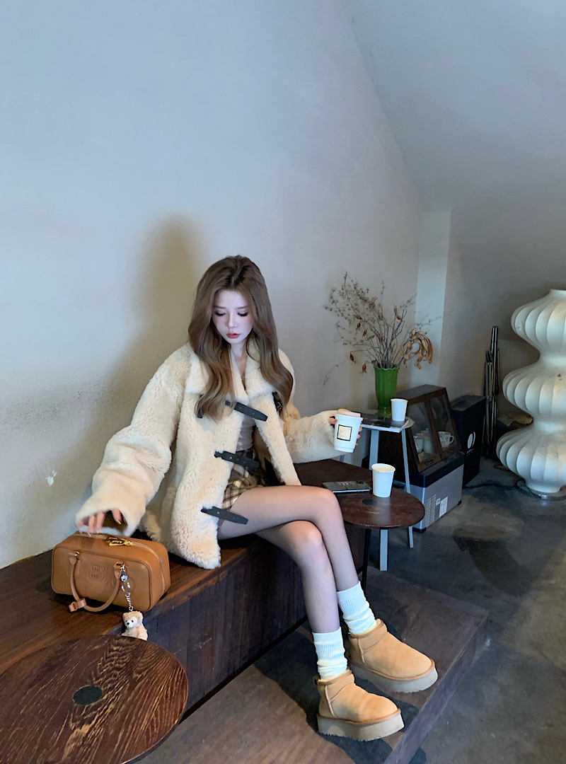 Real shot Autumn and winter leather belt lamb wool large lapel cardigan coat doll collar high collar windproof fur