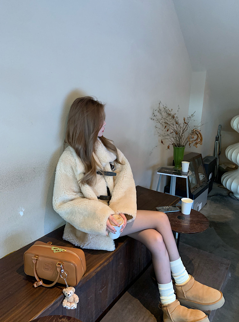 Real shot Autumn and winter leather belt lamb wool large lapel cardigan coat doll collar high collar windproof fur