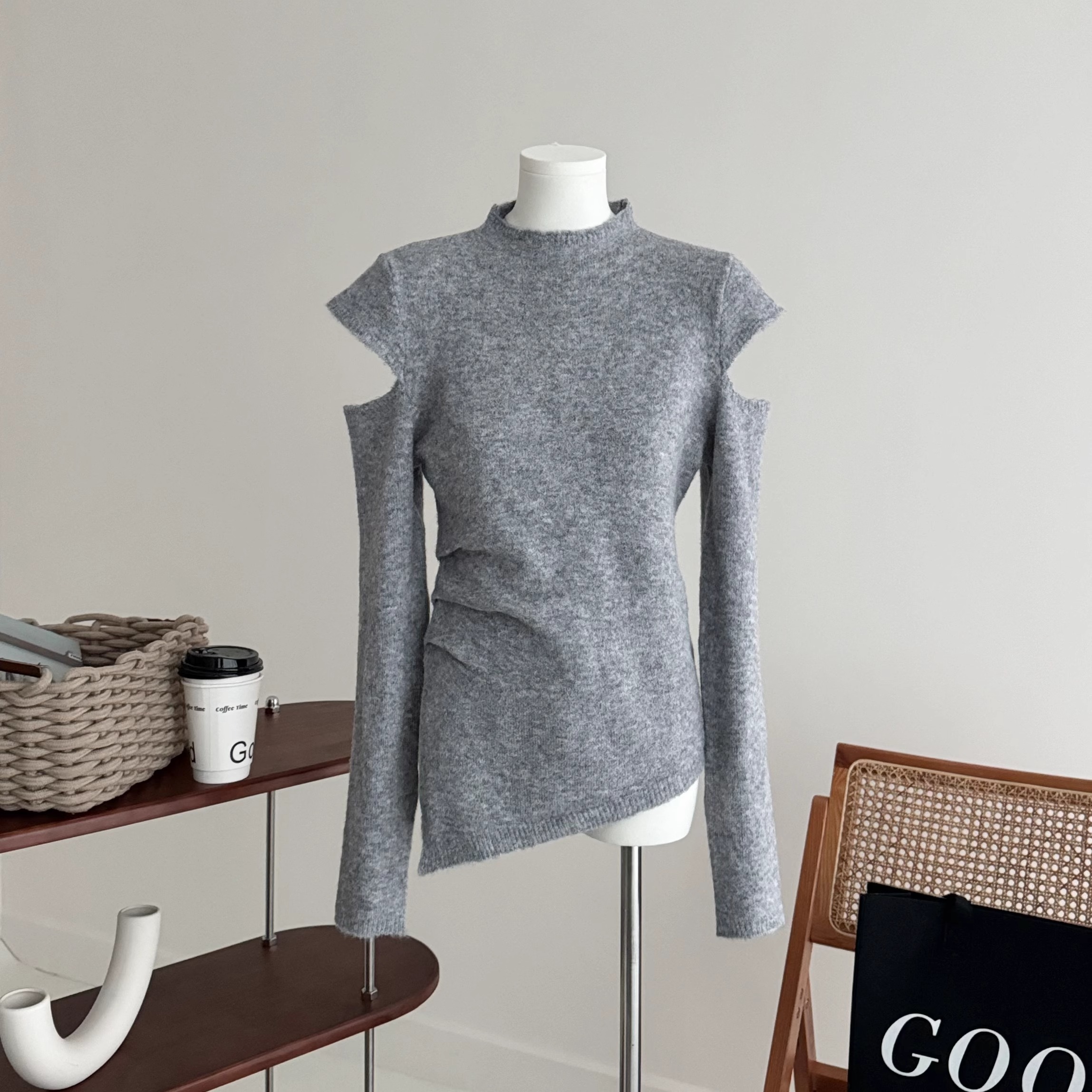Lin Xiaxia off-shoulder turtleneck sweater for fall and winter, layered with a slimming, irregular and discreet design bottoming sweater