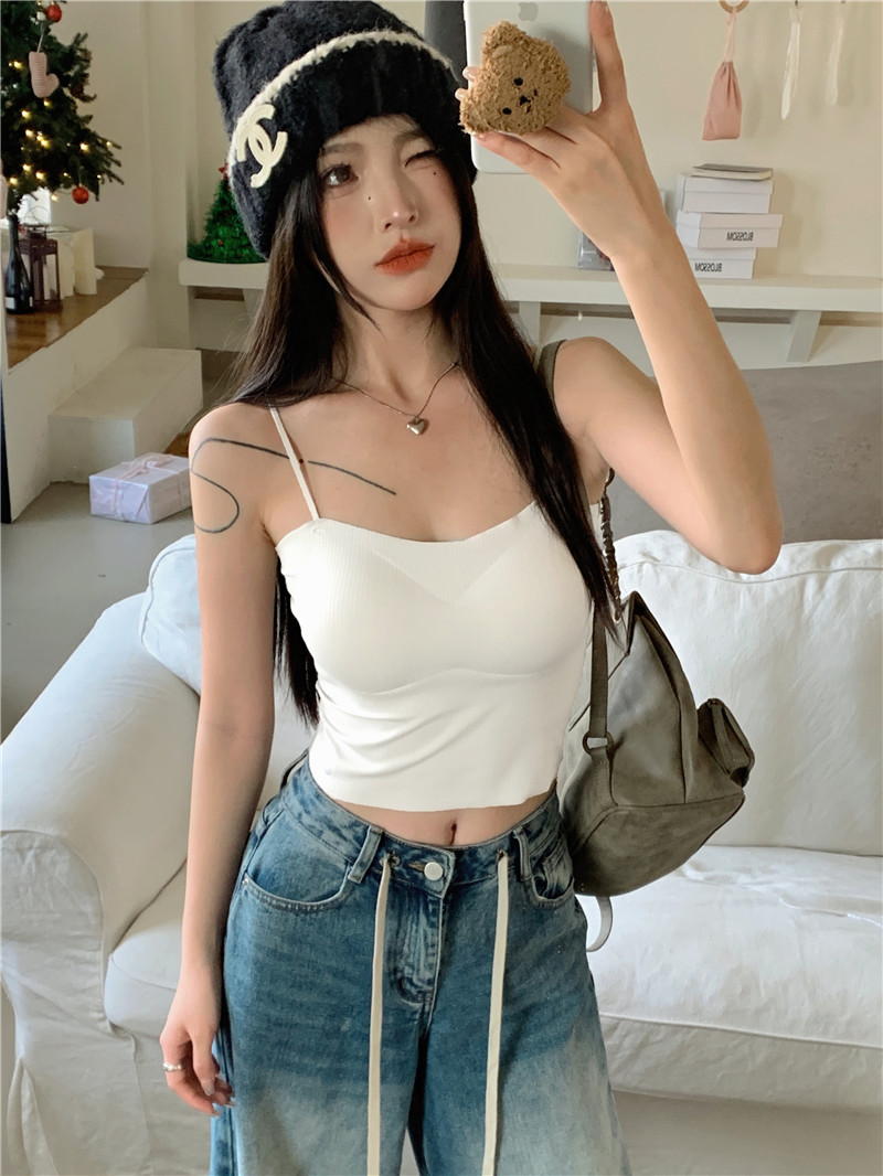 Real shot~hot girl wearing a sweet vest with breast pads and small suspenders wearing a suit inside and outside with a design top
