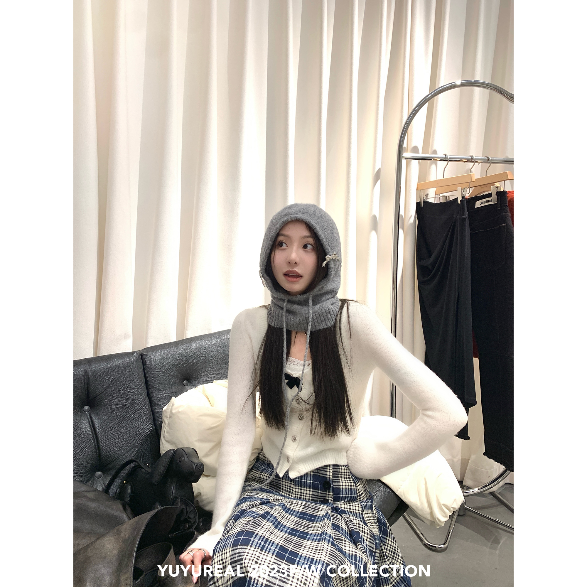 YUYUREAL 奈梨千金 糯糯羊駝蝴蝶結u領開衫+字母蕾絲繡花花邊吊帶