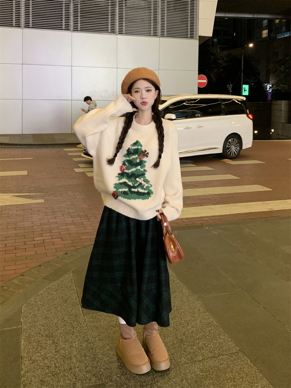 Actual shot ~ Korean heavy industry Christmas tree round neck loose long-sleeved knitted sweater + high-waisted slimming skirt