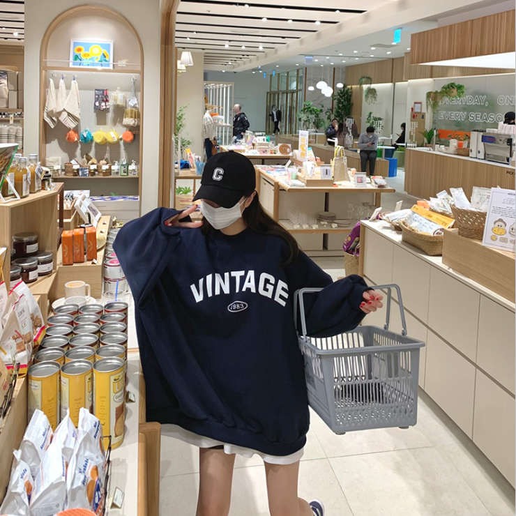 Official picture of retro American oversize sweatshirt for women in autumn with velvet  new style lazy design niche trend