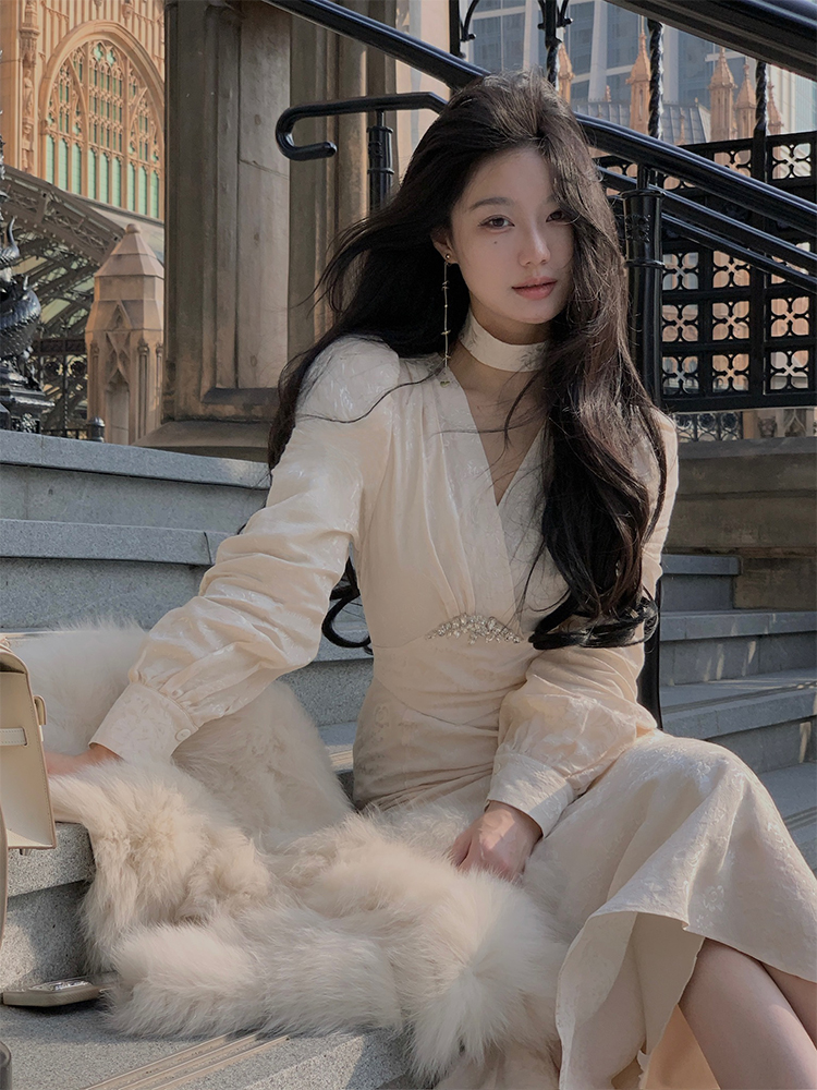 Miss Returned from a Moment New Chinese V-neck Dress Women's Autumn and Winter High-End Exquisite French Long Dress