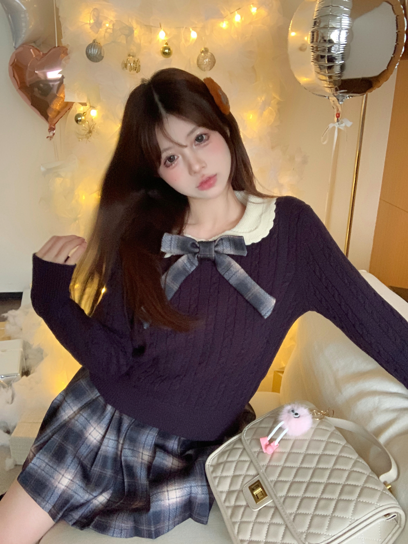Actual shot of a complete set of college-style outfits, a two-piece set of woolen sweaters and skirts