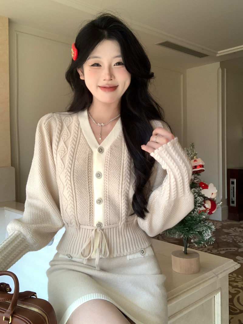 Real shot~Yueguan Love Song miu series heavy industry lace-up knitted top and skirt suit for women