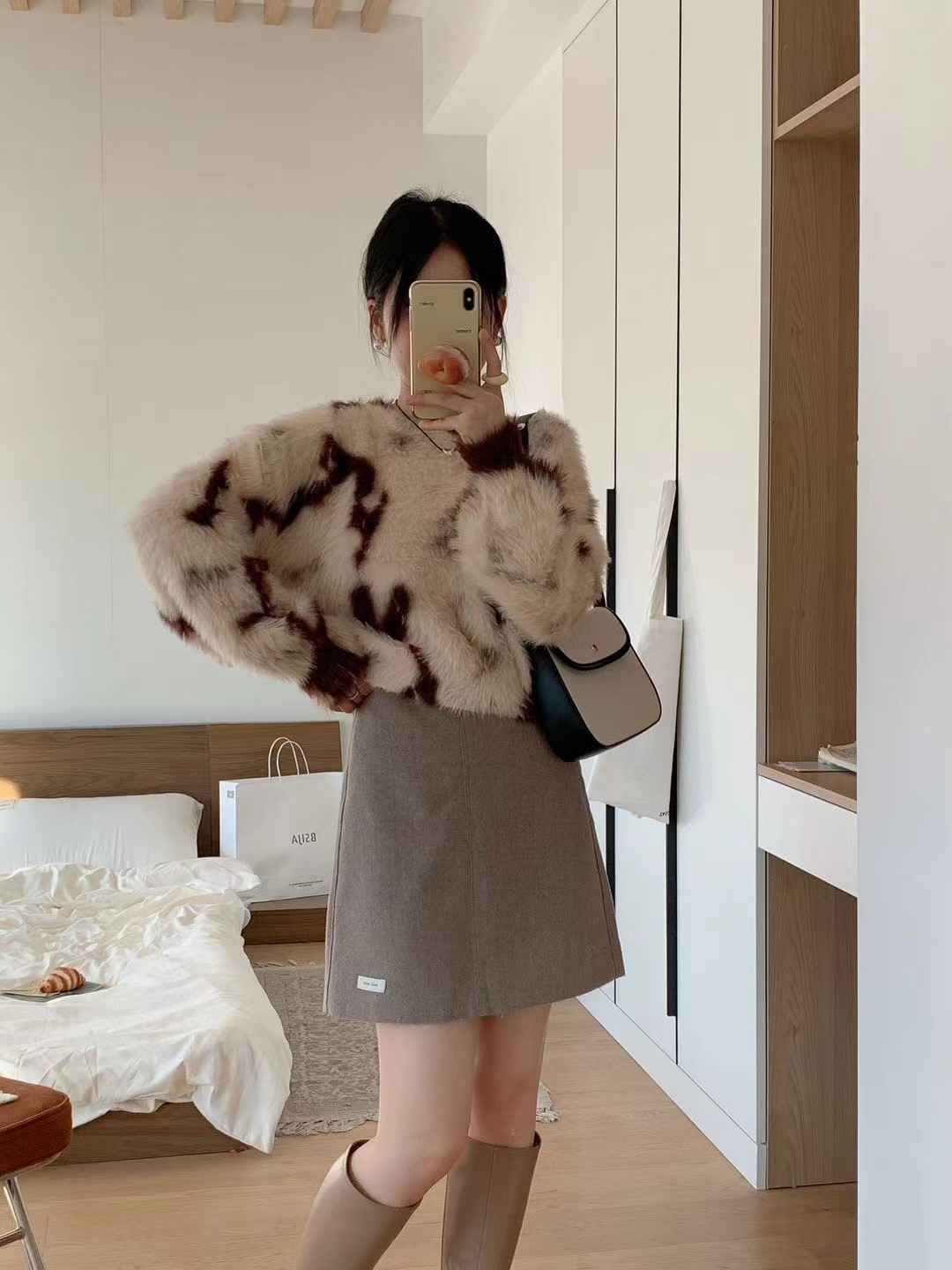 Korean version of sfumato mink velvet short knitted woolen sweater 2023 autumn and winter new design, soft and waxy sweater