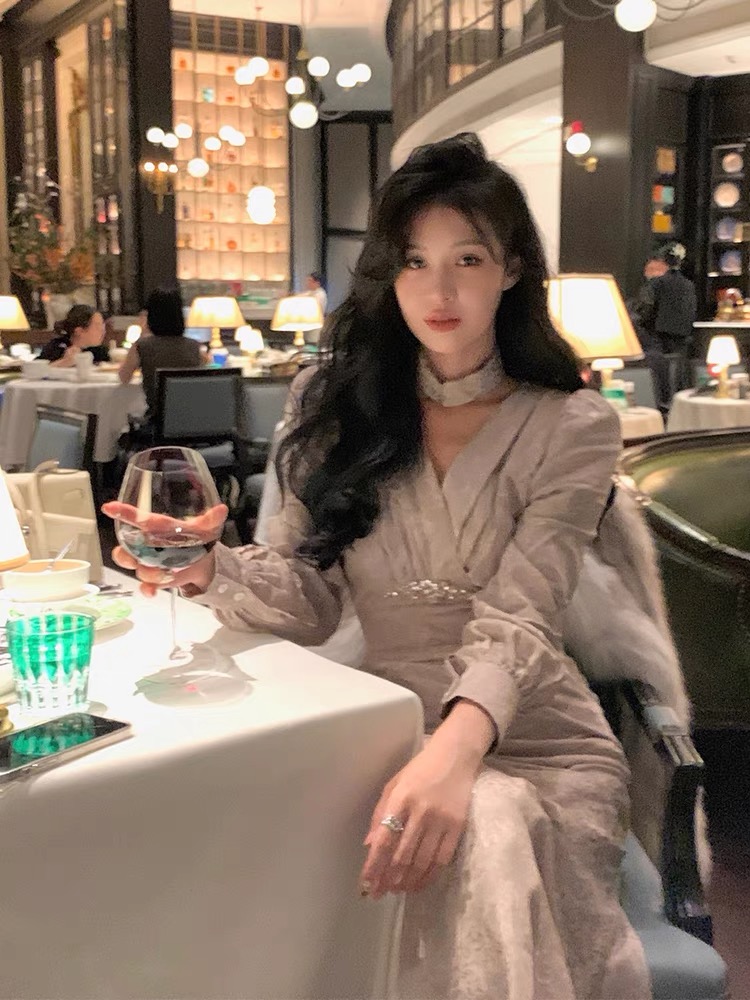 從一時刻歸國小姐新中式v領連衣裙女秋冬高端精緻法式長裙