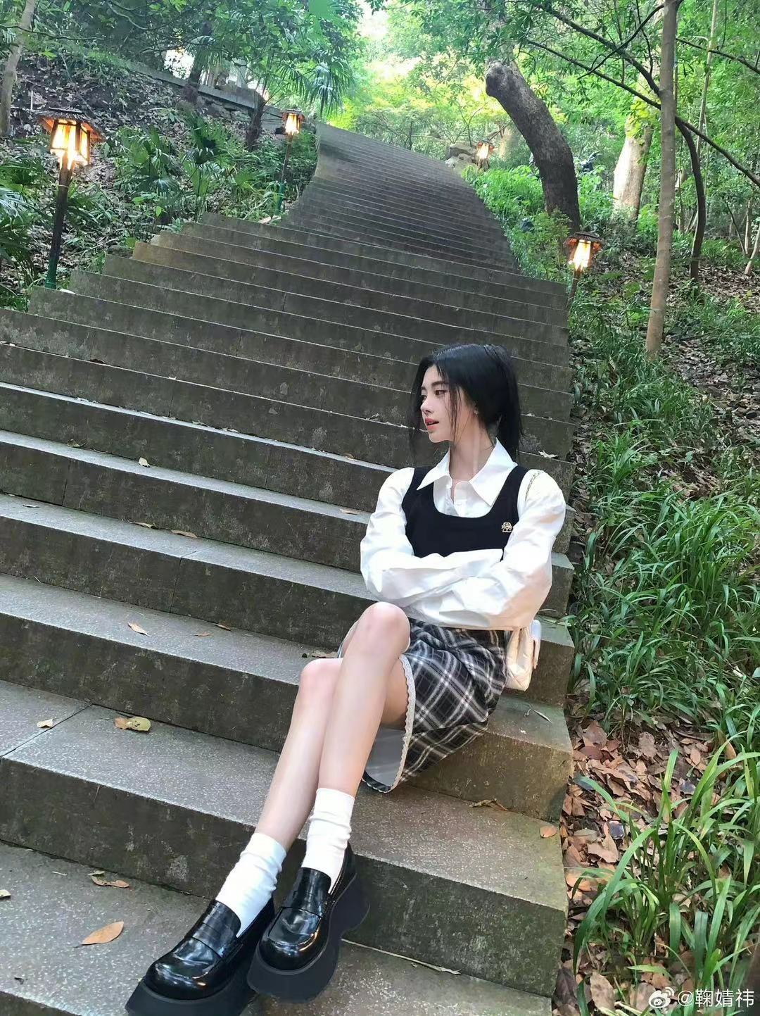 鞠婧禕同款三件套針織馬甲背心白色襯衫早春格紋半身裙學院風套裝